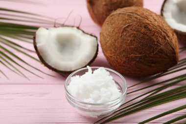 Hindistan cevizi yağı ve hindistan cevizi masada.