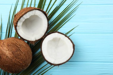 Renkli bir arka planda kırılmış hindistan cevizi.