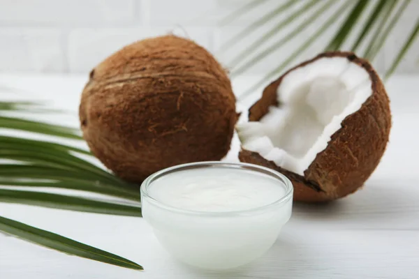 Kokosový Olej Kokosové Ořechy Stole — Stock fotografie