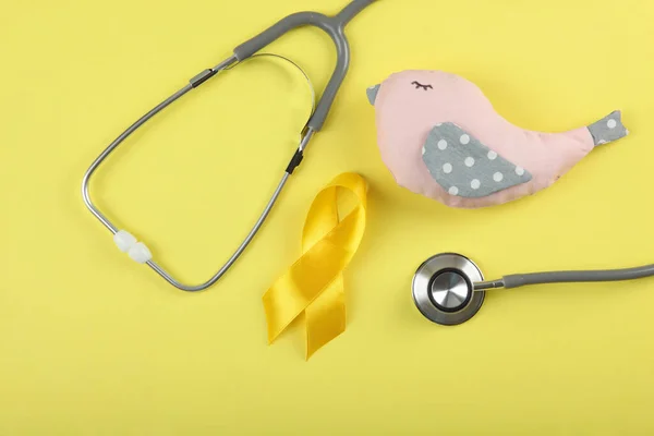 Geel Lint Symboliseert Kanker Bij Kinderen Bovenaanzicht — Stockfoto