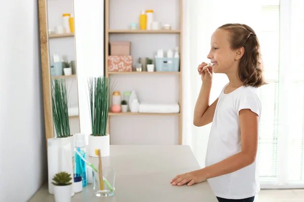 Klein Meisje Poetst Haar Tanden Badkamer Tandheelkundige Zorg Voor Kinderen — Stockfoto