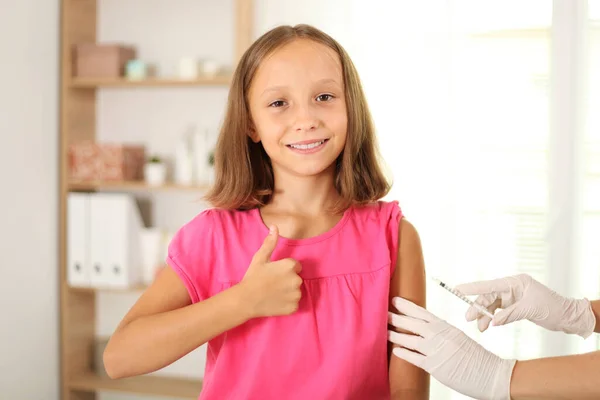 Παιδί Εμβολιάζεται Από Γιατρό — Φωτογραφία Αρχείου