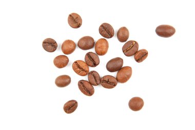 Kahve çekirdekleri beyaz üzerine izole