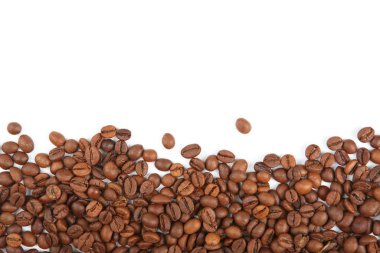 Kahve çekirdekleri beyaz üzerine izole