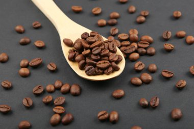 Renkli bir arka planda kahve çekirdekleri. Metin eklenecek yer, minimalizm