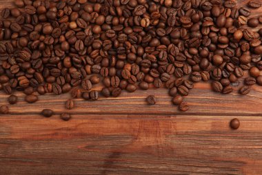 Renkli bir arka planda kahve çekirdekleri. Metin eklenecek yer, minimalizm