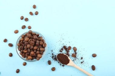 Renkli bir arka planda kahve çekirdekleri. Metin eklenecek yer, minimalizm