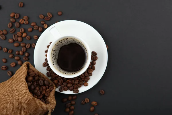 Koffiebonen Koffiekop Gekleurde Achtergrond Met Plaats Voor Tekst — Stockfoto