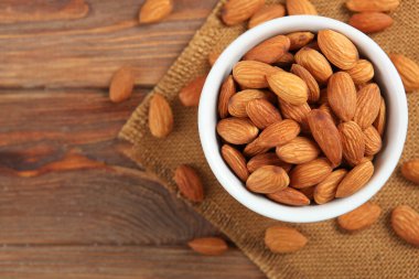 Masadaki bademler yakın plan.