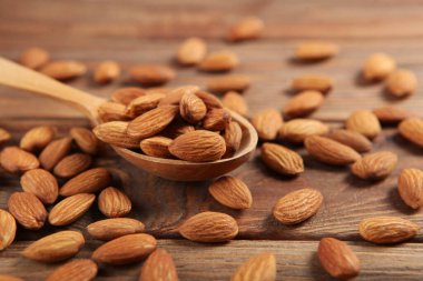 Masadaki bademler yakın plan.