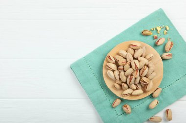 Fıstıklar masaya yakın çekim.