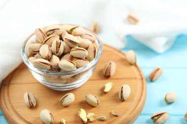 Fıstıklar masaya yakın çekim.