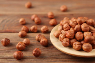 Fındıklar masaya yakın çekim. Minimalizm, metin için yer