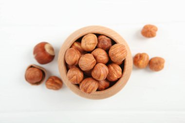 Fındıklar masaya yakın çekim. Minimalizm, metin için yer