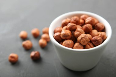 Fındıklar masaya yakın çekim. Minimalizm, metin için yer