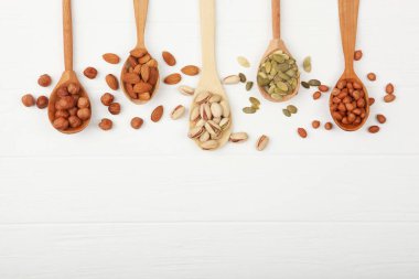 Hafif arkaplanda farklı fındıklar.