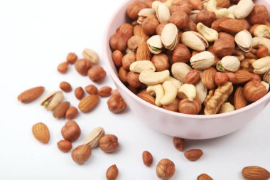 Hafif arkaplanda farklı fındıklar.