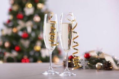 Masada şampanya bardakları. Yeni yıl tatili için metin yeri olan arkaplan