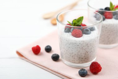 Doğal yoğurtlu chia pudingi ve taze böğürtlen..