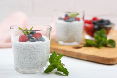 Doğal yoğurtlu chia pudingi ve taze böğürtlen..