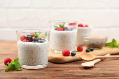 Doğal yoğurtlu chia pudingi ve taze böğürtlen..