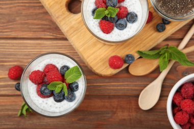 Doğal yoğurtlu chia pudingi ve taze böğürtlen..