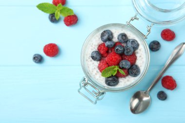 Doğal yoğurtlu chia pudingi ve taze böğürtlen..