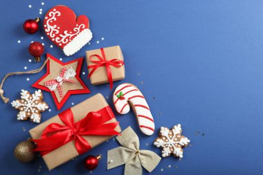 Noel kurabiyeleri ve Noel aksesuarları. Yeni yıl ya da yeni yıl arkaplanı metin için yer ile