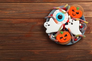 Zencefilli kurabiye ve diğer tatlılarla Cadılar Bayramı arkaplanı metin için yeri olan üst görünüm