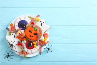 Zencefilli kurabiye ve diğer tatlılarla Cadılar Bayramı arkaplanı metin için yeri olan üst görünüm