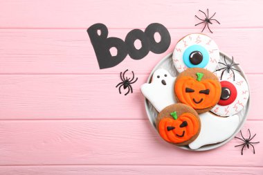 Zencefilli kurabiye ve diğer tatlılarla Cadılar Bayramı arkaplanı metin için yeri olan üst görünüm