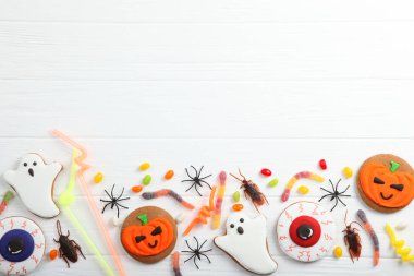 Zencefilli kurabiye ve diğer tatlılarla Cadılar Bayramı arkaplanı metin için yeri olan üst görünüm