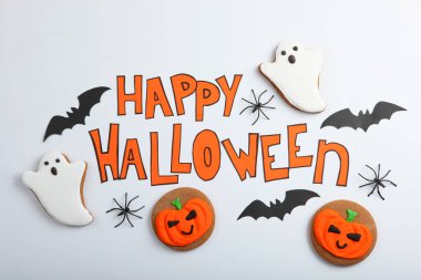 Zencefilli kurabiye ve diğer tatlılarla Cadılar Bayramı arkaplanı metin için yeri olan üst görünüm