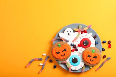 Zencefilli kurabiye ve diğer tatlılarla Cadılar Bayramı arkaplanı metin için yeri olan üst görünüm