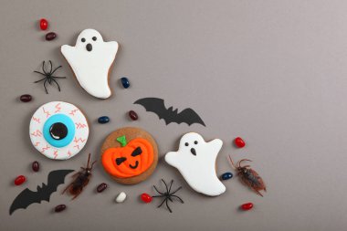 Zencefilli kurabiye ve diğer tatlılarla Cadılar Bayramı arkaplanı metin için yeri olan üst görünüm