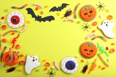 Zencefilli kurabiye ve diğer tatlılarla Cadılar Bayramı arkaplanı metin için yeri olan üst görünüm