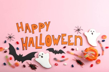 Zencefilli kurabiye ve diğer tatlılarla Cadılar Bayramı arkaplanı metin için yeri olan üst görünüm