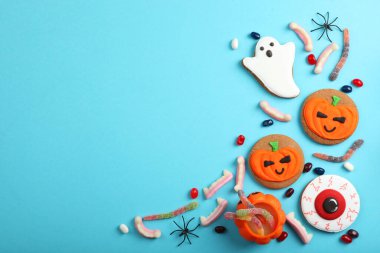 Zencefilli kurabiye ve diğer tatlılarla Cadılar Bayramı arkaplanı metin için yeri olan üst görünüm