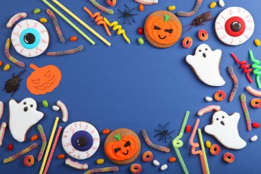 Zencefilli kurabiye ve diğer tatlılarla Cadılar Bayramı arkaplanı metin için yeri olan üst görünüm