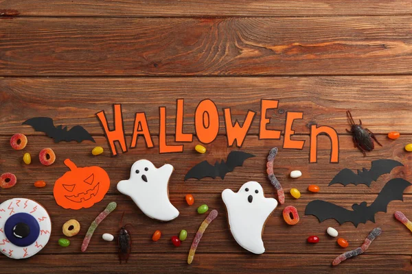 Zencefilli kurabiye ve diğer tatlılarla Cadılar Bayramı arkaplanı metin için yeri olan üst görünüm