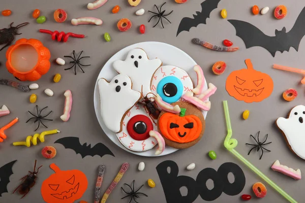 Zencefilli kurabiye ve diğer tatlılarla Cadılar Bayramı arkaplanı metin için yeri olan üst görünüm