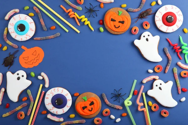 Zencefilli kurabiye ve diğer tatlılarla Cadılar Bayramı arkaplanı metin için yeri olan üst görünüm