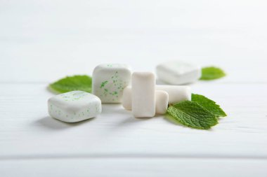 Masada nane sakızı ve nane şekeri var. Taze nefes, ağız bakımı.