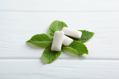 Masada nane sakızı ve nane şekeri var. Taze nefes, ağız bakımı.