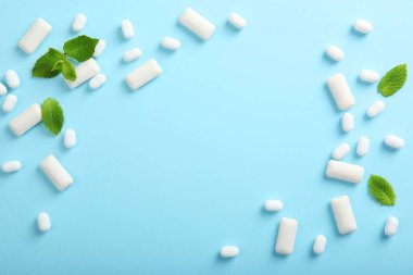 Masada nane sakızı ve nane şekeri var. Taze nefes, ağız bakımı.