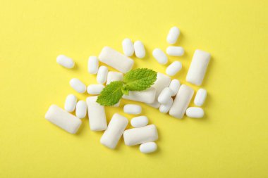 Masada nane sakızı ve nane şekeri var. Taze nefes, ağız bakımı.