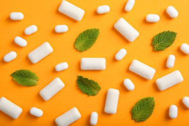 Masada nane sakızı ve nane şekeri var. Taze nefes, ağız bakımı.