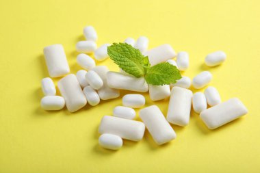 Masada nane sakızı ve nane şekeri var. Taze nefes, ağız bakımı.