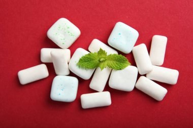 Masada nane sakızı ve nane şekeri var. Taze nefes, ağız bakımı.