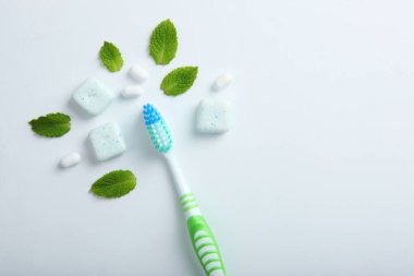 Renkli arka plan görünümlü diş fırçası ve sakız çiğneme. Oral Bakım Konsepti